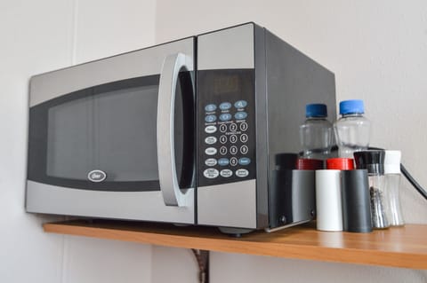 Studio Apartment, 1 Queen Bed - 209 4th Ave | Microwave