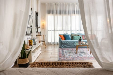 Romantic Single Room | Individually decorated, individually furnished, desk, laptop workspace