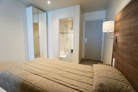 Twin Room, 2 Twin Beds | Desk, laptop workspace, iron/ironing board, free WiFi