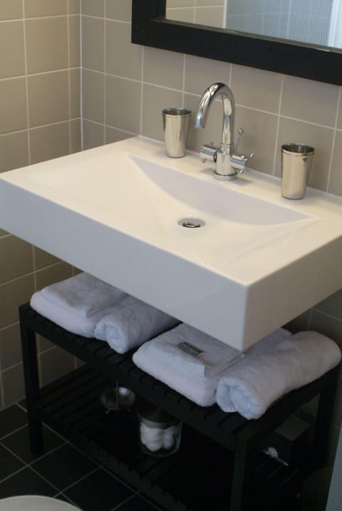 Family Room | Bathroom sink