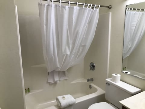 Combined shower/tub, rainfall showerhead, free toiletries, towels