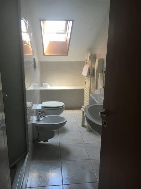 Shower, free toiletries, hair dryer, bidet