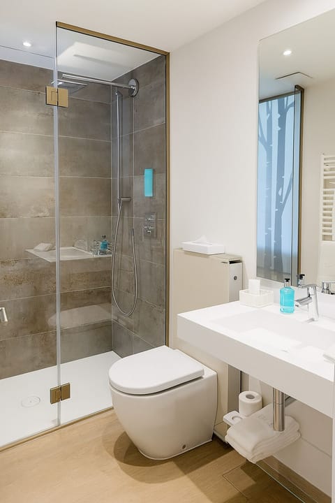 Comfort Double Room, 2 Twin Beds | Bathroom | Shower, deep soaking tub, rainfall showerhead, free toiletries