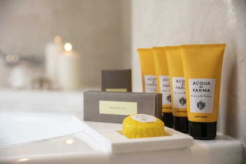 Separate tub and shower, deep soaking tub, rainfall showerhead