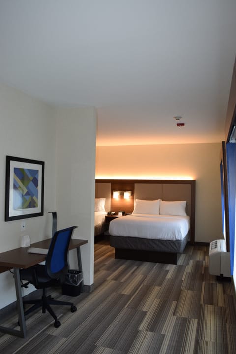 Standard Room, 1 King Bed | In-room safe, desk, laptop workspace, blackout drapes