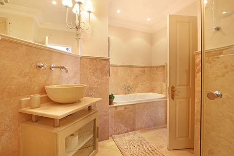 Luxury Villa (Maison du Cap) | Bathroom | Combined shower/tub, hair dryer, towels