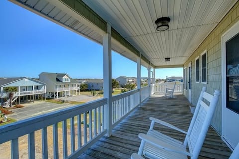 House, 3 Bedrooms | Balcony