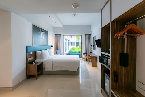 Standard Room, 1 Queen Bed, Accessible (with Free Breakfast) | Minibar, in-room safe, desk, blackout drapes