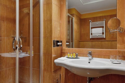 Combined shower/tub, rainfall showerhead, free toiletries, hair dryer