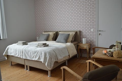 Minibar, desk, soundproofing, free cribs/infant beds