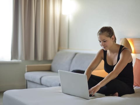 Premium bedding, down comforters, in-room safe, blackout drapes