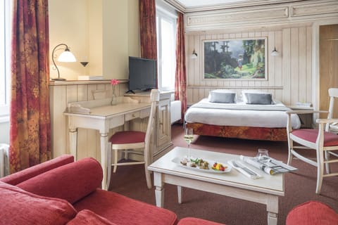 Junior Suite | Premium bedding, individually decorated, individually furnished, desk