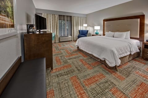 Premium bedding, in-room safe, desk, laptop workspace