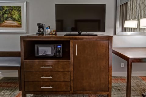 Premium bedding, in-room safe, desk, laptop workspace