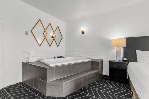 1 King Bed, Hot Tub & Fireplace, Non-Smoking | Blackout drapes, iron/ironing board, free WiFi, bed sheets