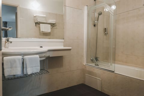 Family Studio | Bathroom | Combined shower/tub, free toiletries, hair dryer, towels