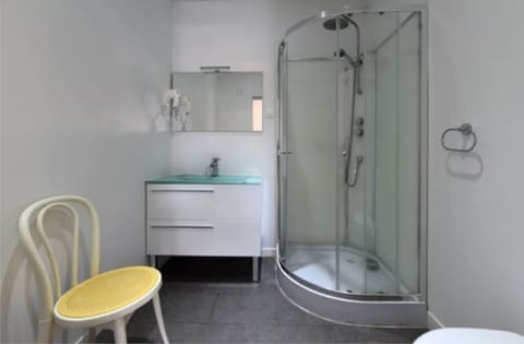 Shower, free toiletries, hair dryer, towels