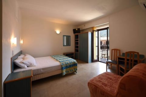 Triple Room, Balcony, Sea Facing | Free WiFi, bed sheets