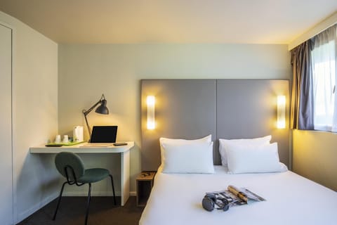 Standard Room, 1 Double Bed | Premium bedding, desk, blackout drapes, iron/ironing board