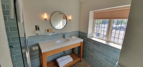 Comfort Double Room | Bathroom | Shower, free toiletries, hair dryer, towels