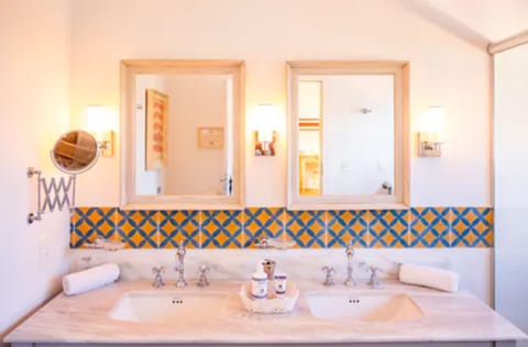 Premium Room | Bathroom | Designer toiletries, hair dryer, bathrobes, towels