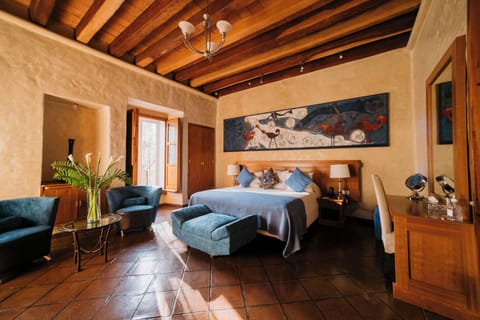 Blue Room Junior suite | Individually furnished, free WiFi, bed sheets