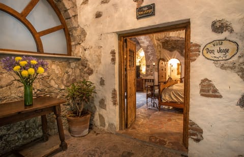 Presidential Suite | In-room safe, bed sheets