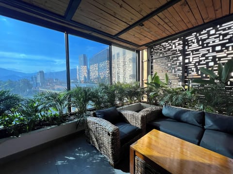 Deluxe Double Room, Hot Tub | Living area | 40-inch flat-screen TV with cable channels