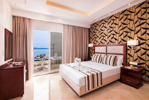 Deluxe Double Room, Sea View | In-room safe, soundproofing, iron/ironing board, free WiFi