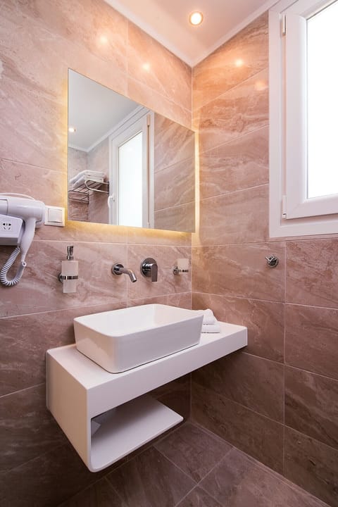 Shower, hair dryer, towels