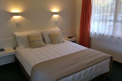 One Bedroom Spa | Hypo-allergenic bedding, iron/ironing board, free WiFi, bed sheets