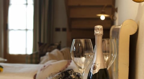 Suite (Costaccia) | Premium bedding, minibar, in-room safe, soundproofing