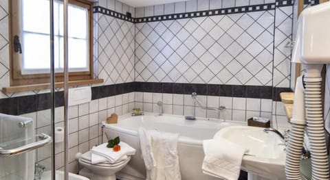 Suite (Federia) | Bathroom | Free toiletries, bidet, towels