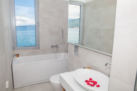 Superior Double Room, Balcony, Sea View | Bathroom | Free toiletries, hair dryer, bathrobes, slippers