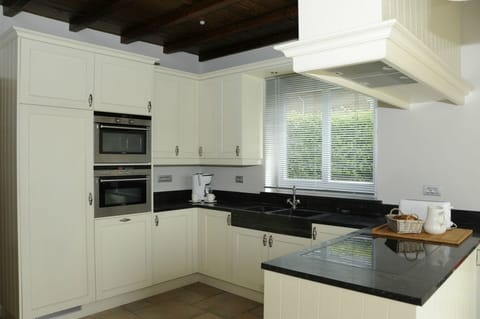 Comfort House | Private kitchen | Oven, dishwasher, cookware/dishes/utensils