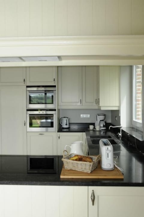 Comfort House | Private kitchen | Oven, dishwasher, cookware/dishes/utensils