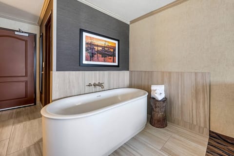 Suite, 1 King Bed, Non Smoking, Hot Tub (No Pets) | Desk, laptop workspace, iron/ironing board, free WiFi