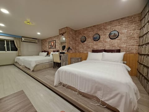 Family Room | Desk, free WiFi