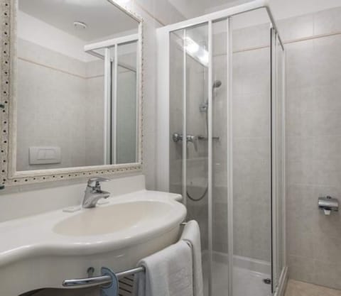 Shower, free toiletries, hair dryer, bidet