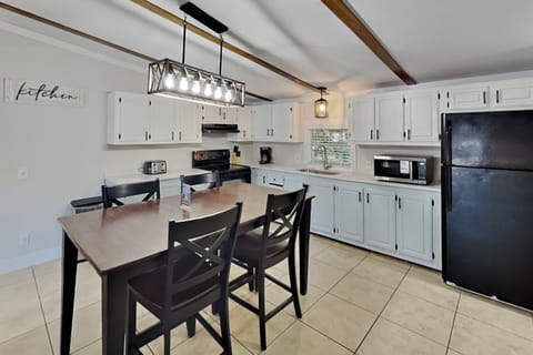3 bedroom 2 bath home - sleeps up to 8 | Dining room