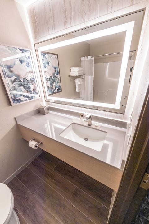 Combined shower/tub, free toiletries, hair dryer, towels