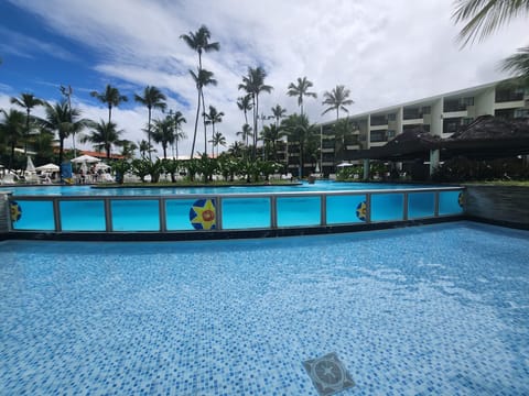 Swim-up bar