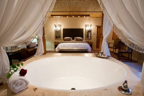 Honeymoon Suite, 1 Bedroom | Bathroom | Free toiletries, hair dryer, bathrobes, towels