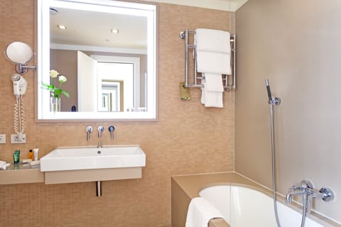 Combined shower/tub, free toiletries, hair dryer, bidet