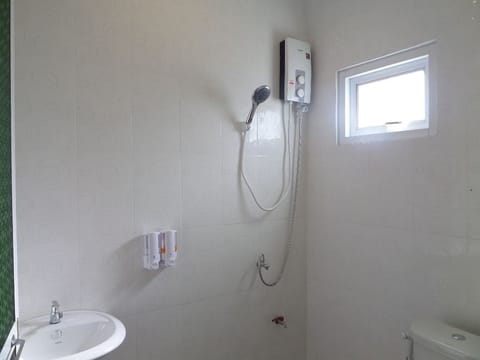 Standard Double Room | Bathroom | Shower, free toiletries, bidet, towels