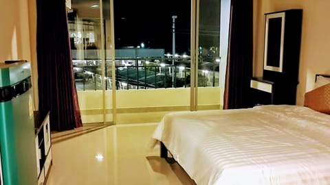 Egyptian cotton sheets, pillowtop beds, desk, blackout drapes
