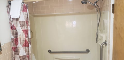 Single Room, Accessible | Bathroom | Combined shower/tub, hair dryer, towels