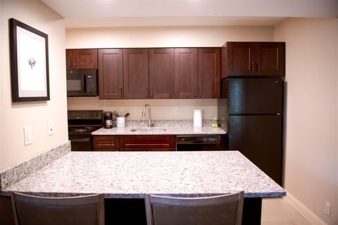 Full-size fridge, microwave, oven, stovetop