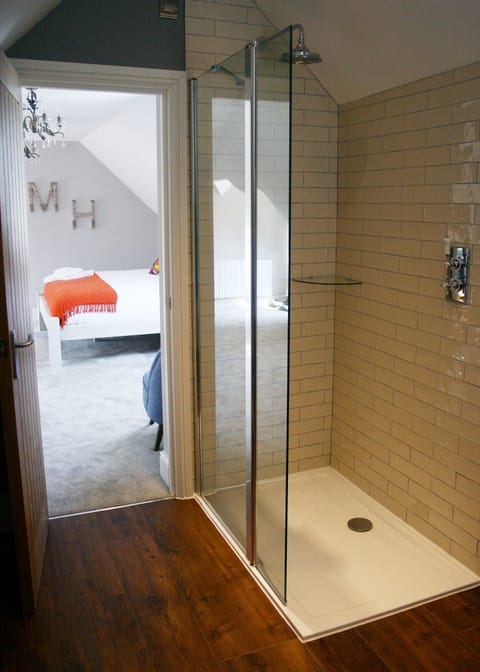 Luxury Double Room, 1 King Bed, Bathtub (The Prospect) | Bathroom | Free toiletries, hair dryer, towels