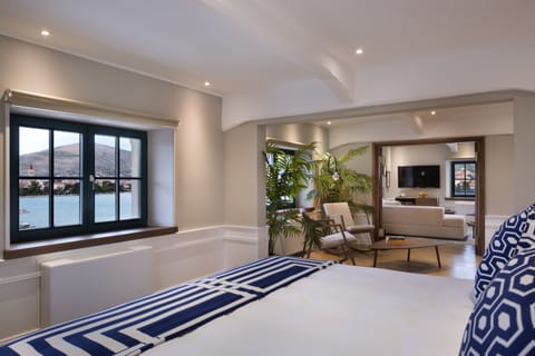 Minibar, in-room safe, soundproofing, free WiFi